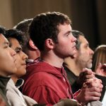 ¿Está la Generación Z regresando realmente a la religión? Nuevos estudios de Pew revelan un panorama estadounidense más complejo