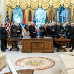 Oración de algunos obispos con Trump se convierte en un foco de tensión política a dos semanas de las elecciones